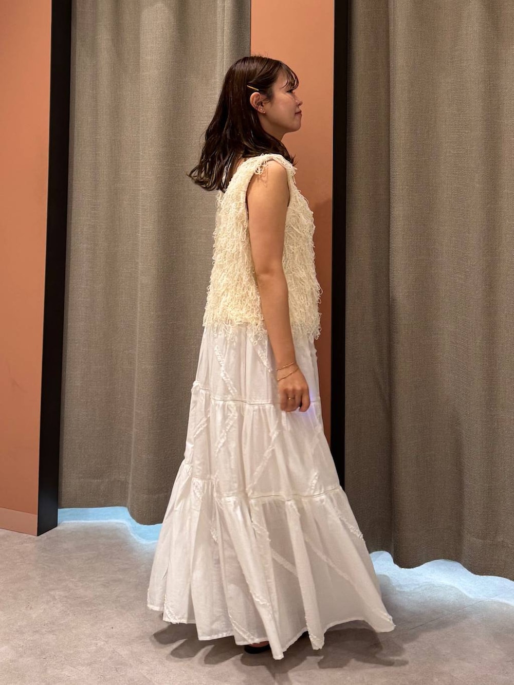 「女子ウケ、着痩せ・細見え、ガーリー、ローリーズスタイル_LOWRYS FARM、着痩せ、LOWRYS FARM、淡色コーデ、新作、きれいめカジュアル、and ST SALE」｜「LOWRYS FARMのコットンボイルボリュームスカート 289813（スカート、ホワイト系）」を使った、ことさん（レディース・155cm）の夏コーディネートの4枚目の写真