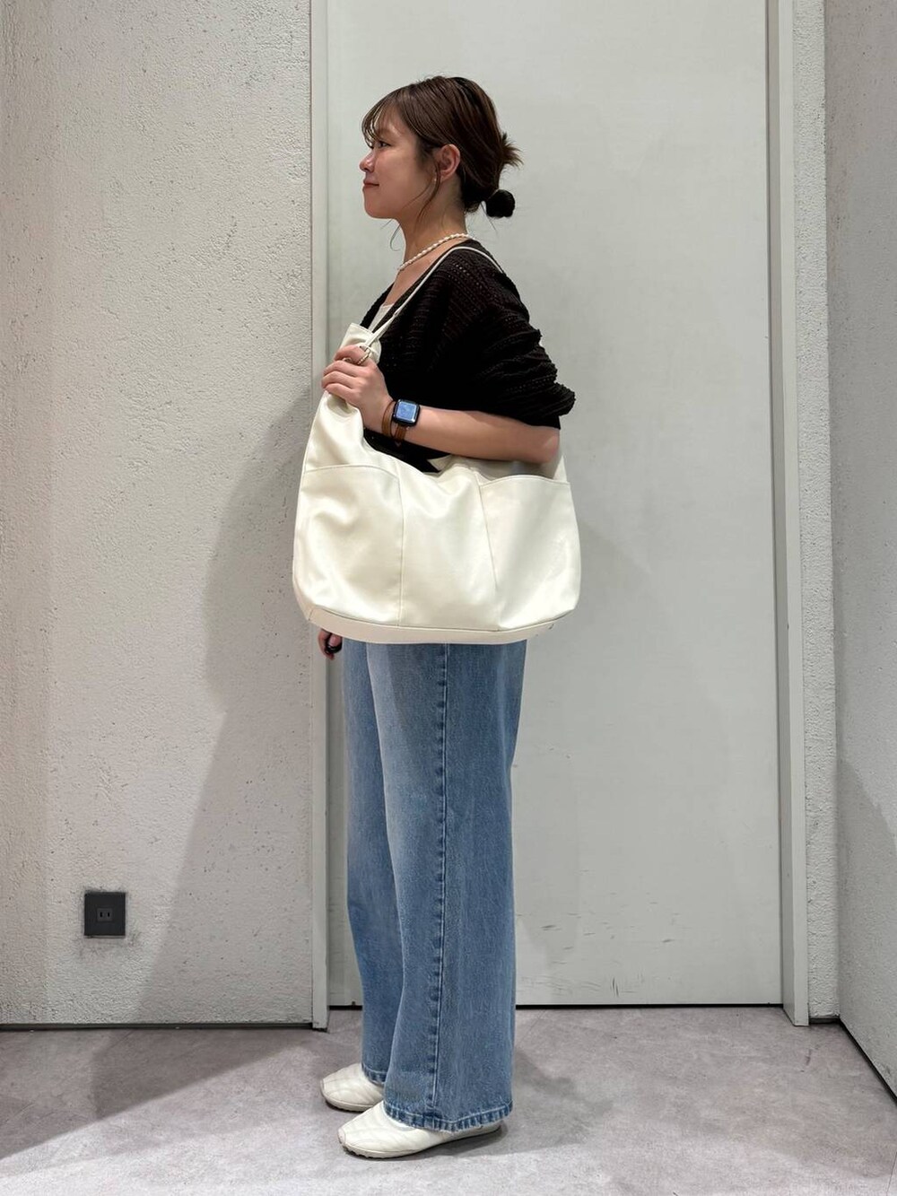 「女子ウケ、着痩せ・細見え、ガーリー、ローリーズスタイル_LOWRYS FARM、着痩せ、新作、LOWRYS FARM、淡色コーデ、きれいめカジュアル」｜「LOWRYS FARMのヤワラカルイ５ポケトートＢＡＧ　 284072（トートバッグ、ホワイト系）」を使った、ことさん（レディース・155cm）の春コーディネートの2枚目の写真