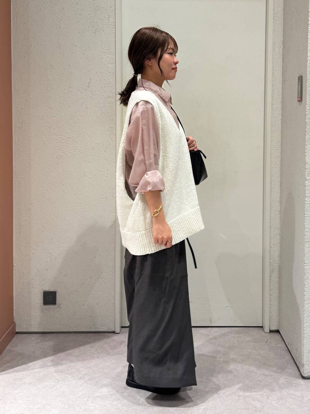 「女子ウケ、着痩せ・細見え、ガーリー、ローリーズスタイル_LOWRYS FARM、着痩せ、LOWRYS FARM、淡色コーデ、新作、きれいめカジュアル」｜「GLOBAL WORKのエアかる厚底ローファー/136031（ローファー、ブラック系）」を使った、ことさん（レディース・155cm）の春コーディネートの4枚目の写真