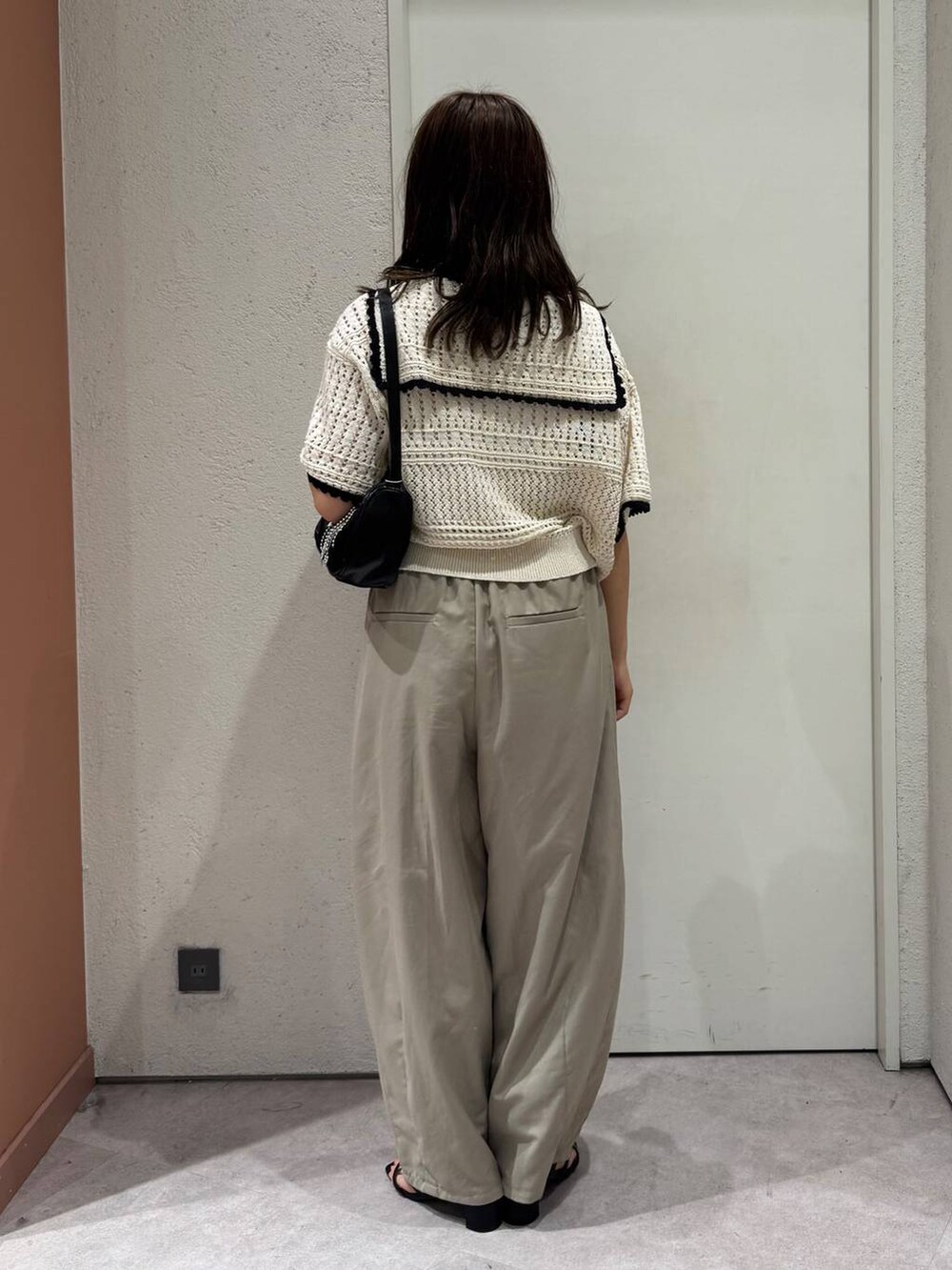 「女子ウケ、着痩せ・細見え、ガーリー、ローリーズスタイル_LOWRYS FARM、着痩せ、LOWRYS FARM、淡色コーデ、新作、きれいめカジュアル」｜「LOWRYS FARMのラインヒールサンダル　 323356（サンダル、ブラック系）」を使った、ことさん（レディース・155cm）の春コーディネートの3枚目の写真