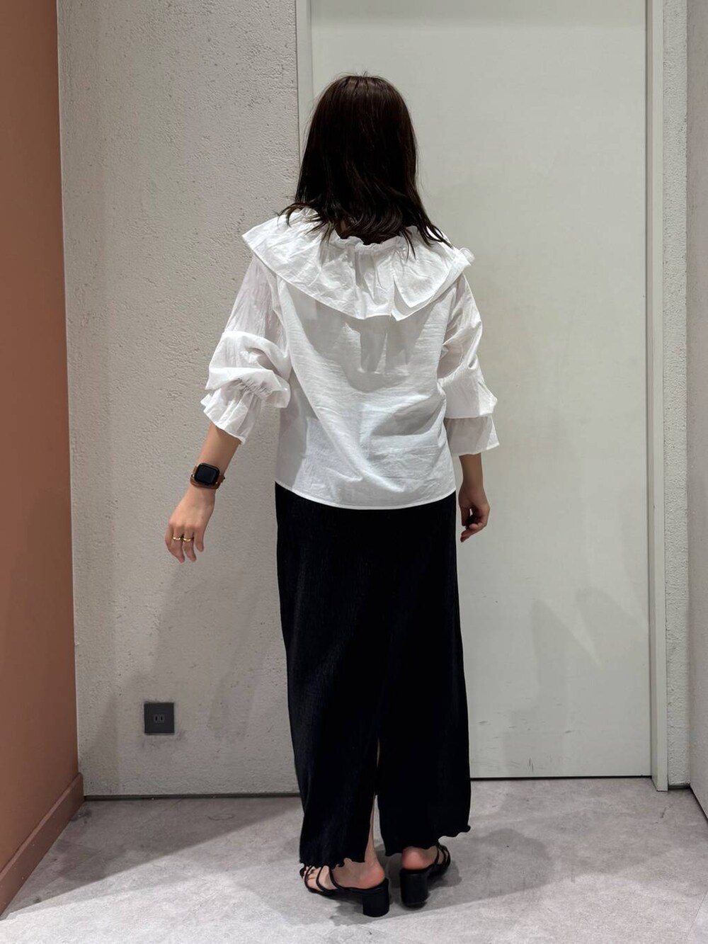 「女子ウケ、着痩せ・細見え、ガーリー、ローリーズスタイル_LOWRYS FARM、着痩せ、LOWRYS FARM、淡色コーデ、新作、きれいめカジュアル」｜「LOWRYS FARMのラインヒールサンダル　 323356（サンダル、ブラック系）」を使った、ことさん（レディース・155cm）の春コーディネートの3枚目の写真