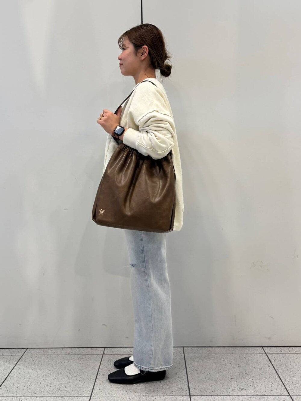「女子ウケ、着痩せ・細見え、ガーリー、ローリーズスタイル_LOWRYS FARM、着痩せ、LOWRYS FARM、淡色コーデ、新作、きれいめカジュアル」｜「LOWRYS FARMのギャザーショルダーＢＡＧ 149613（ショルダーバッグ、ブラウン系）」を使った、ことさん（レディース・155cm）の春コーディネートの2枚目の写真