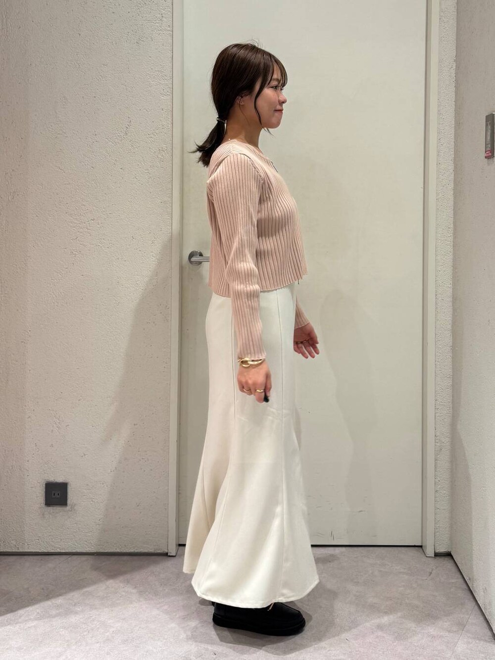 「女子ウケ、着痩せ・細見え、ガーリー、ローリーズスタイル_LOWRYS FARM、着痩せ、LOWRYS FARM、淡色コーデ、新作、きれいめカジュアル」｜「GLOBAL WORKのエアかる厚底ローファー/136031（ローファー、ブラック系）」を使った、ことさん（レディース・155cm）の春コーディネートの4枚目の写真