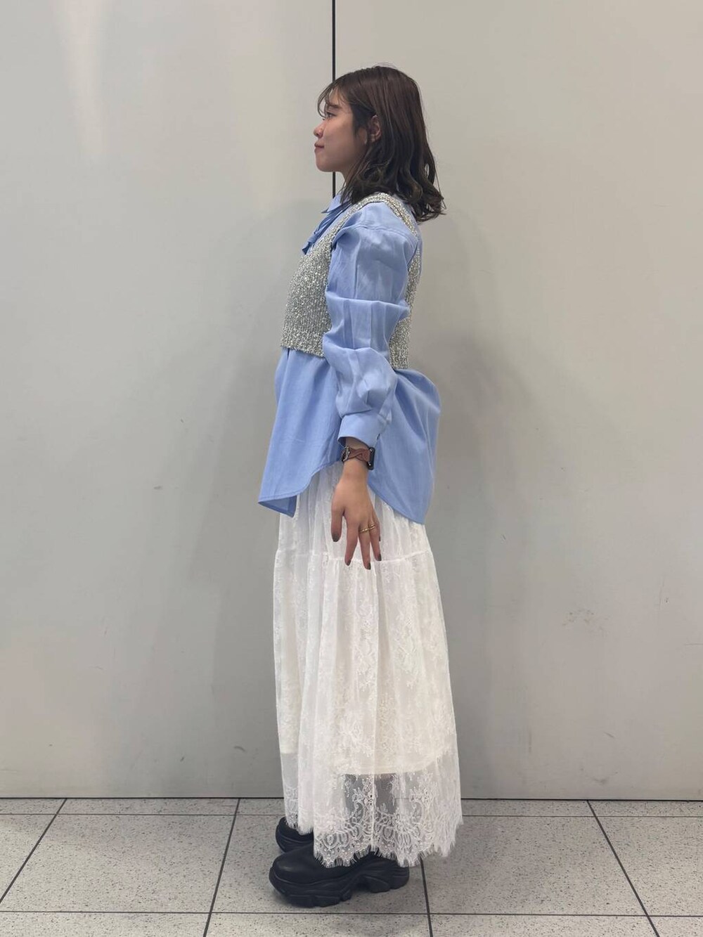 「女子ウケ、着痩せ・細見え、ガーリー、春コーデ、冬コーデ、新作、ローリーズスタイル_LOWRYS FARM、LOWRYS FARM」｜「LOWRYS FARMのストレッチスニーカーブーツ　133385（ブーツ、ブラック系）」を使った、ことさん（レディース・155cm）の冬コーディネートの2枚目の写真