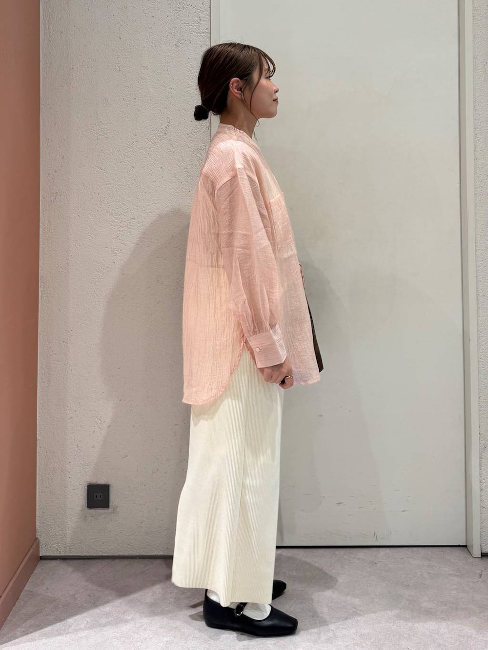 「女子ウケ、着痩せ・細見え、ガーリー、ローリーズスタイル_LOWRYS FARM、着痩せ、LOWRYS FARM、淡色コーデ、新作、きれいめカジュアル」｜「LOWRYS FARMのバンドシアーシャツＬＳ　289340（シャツ/ブラウス、ピンク系）」を使った、ことさん（レディース・155cm）の春コーディネートの3枚目の写真