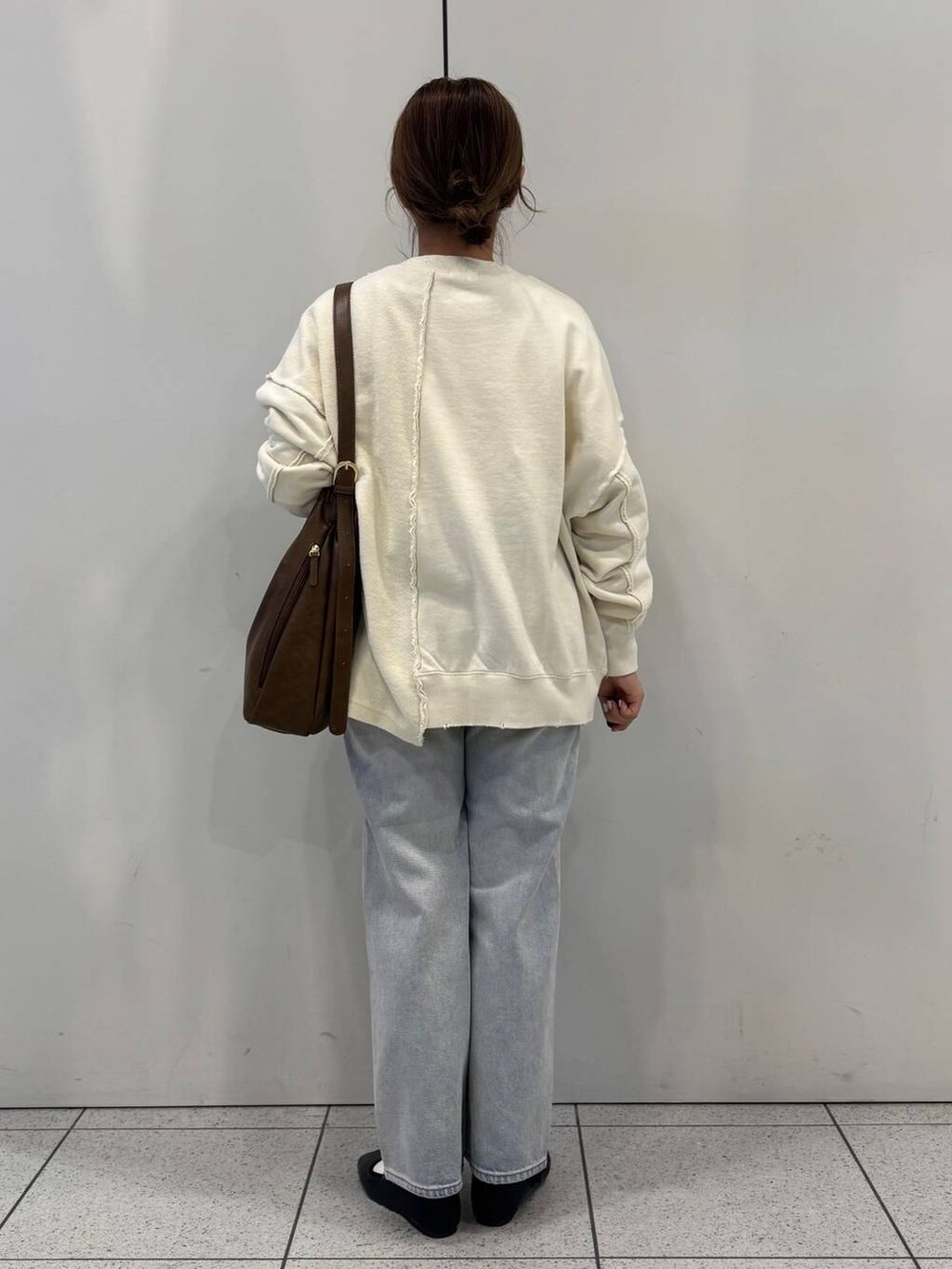 「女子ウケ、着痩せ・細見え、ガーリー、ローリーズスタイル_LOWRYS FARM、着痩せ、LOWRYS FARM、淡色コーデ、新作、きれいめカジュアル」｜「LOWRYS FARMのギャザーショルダーＢＡＧ 149613（ショルダーバッグ、ブラウン系）」を使った、ことさん（レディース・155cm）の春コーディネートの3枚目の写真