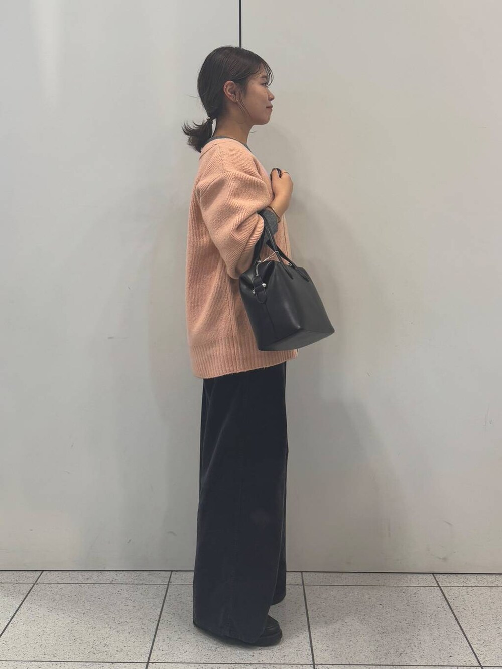 ブラック系のローファー、ブラウン系のショルダーバッグ、グレー系のその他パンツを着用したレディースの冬コーディネートの4枚目の写真