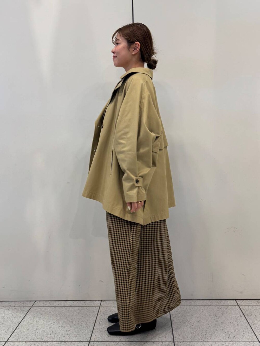 「女子ウケ、着痩せ・細見え、ガーリー、ローリーズスタイル_LOWRYS FARM、着痩せ、LOWRYS FARM、淡色コーデ、新作、きれいめカジュアル」｜「LOWRYS FARMのジャガードフリンジＬＳ　102891（Tシャツ/カットソー、ベージュ系）」を使った、ことさん（レディース・155cm）の春コーディネートの2枚目の写真