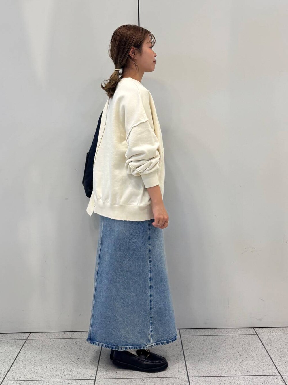 「女子ウケ、着痩せ・細見え、ガーリー、ローリーズスタイル_LOWRYS FARM、着痩せ、LOWRYS FARM、淡色コーデ、新作、きれいめカジュアル」｜「GLOBAL WORKのエアかる厚底ローファー/136031（ローファー、ブラック系）」を使った、ことさん（レディース・155cm）の春コーディネートの4枚目の写真