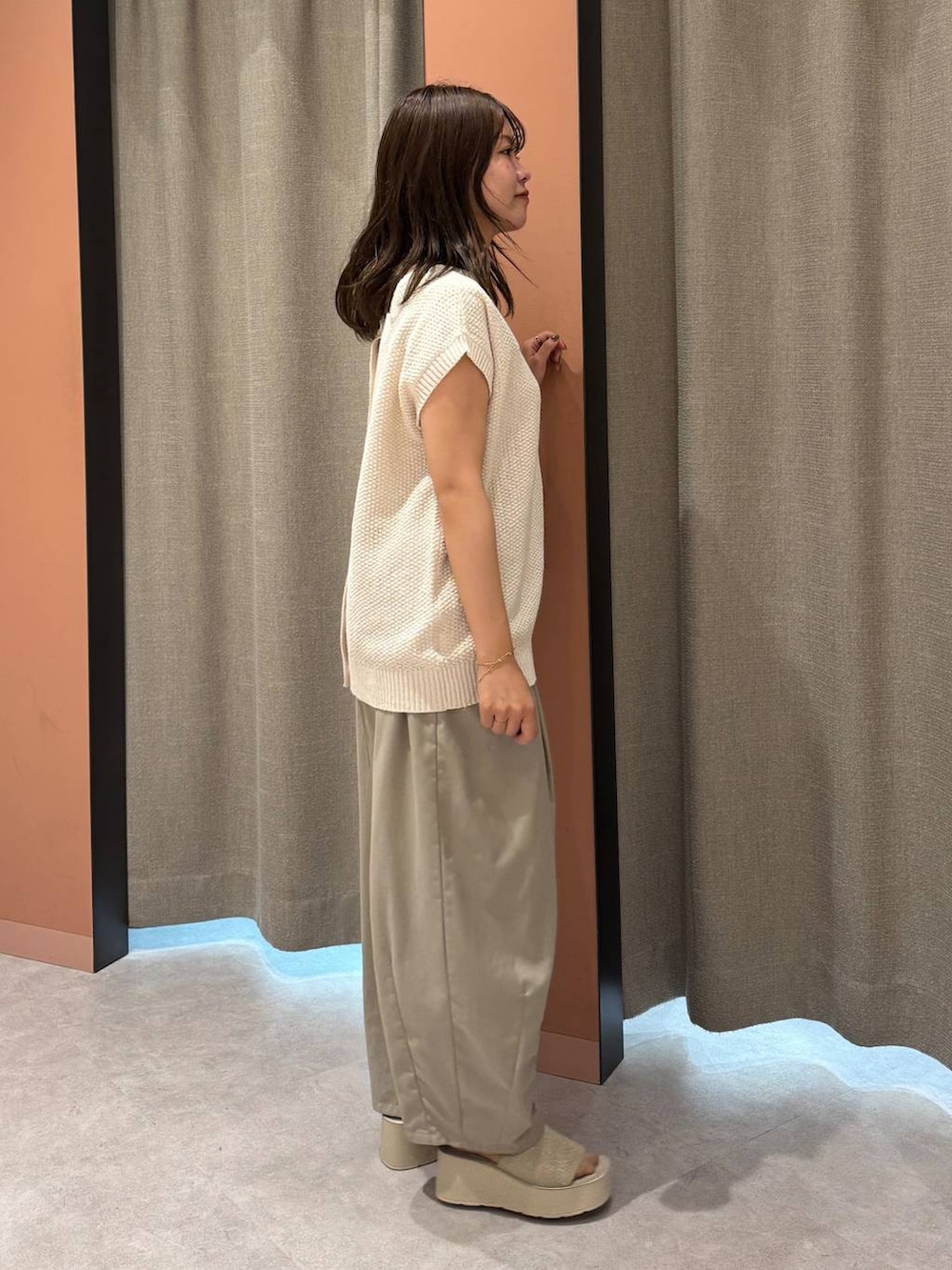 「女子ウケ、着痩せ・細見え、ガーリー、ローリーズスタイル_LOWRYS FARM、着痩せ、LOWRYS FARM、淡色コーデ、新作、きれいめカジュアル」｜「LOWRYS FARMのイージーワイドカーブパンツ 327286（その他パンツ、ベージュ系）」を使った、ことさん（レディース・155cm）の夏コーディネートの4枚目の写真