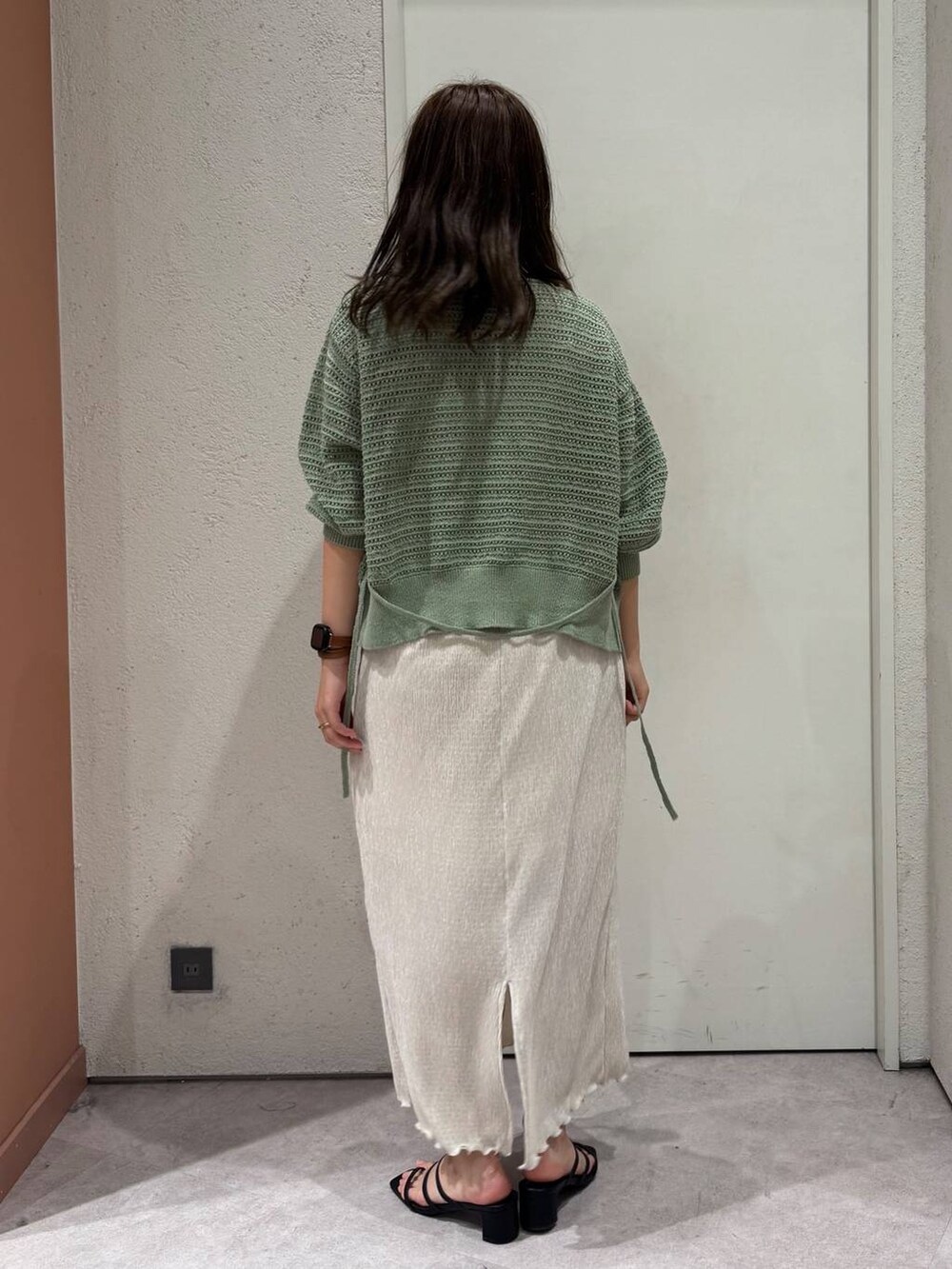 「女子ウケ、着痩せ・細見え、ガーリー、ローリーズスタイル_LOWRYS FARM、着痩せ、LOWRYS FARM、淡色コーデ、新作、きれいめカジュアル」｜「LOWRYS FARMのラインヒールサンダル　 323356（サンダル、ブラック系）」を使った、ことさん（レディース・155cm）の春コーディネートの3枚目の写真