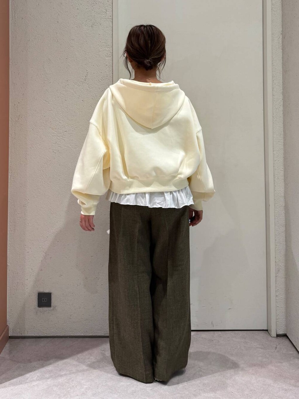 「女子ウケ、着痩せ・細見え、ガーリー、ローリーズスタイル_LOWRYS FARM、着痩せ、LOWRYS FARM、淡色コーデ、新作、きれいめカジュアル」｜「LOWRYS FARMのマルチフリルベルト　118759（ベルト、ホワイト系）」を使った、ことさん（レディース・155cm）の春コーディネートの3枚目の写真
