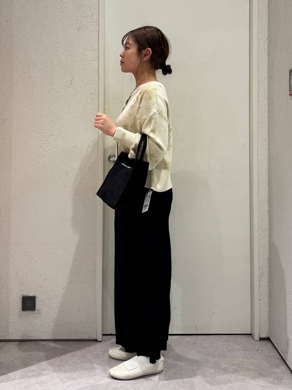 「女子ウケ、着痩せ・細見え、ガーリー、ローリーズスタイル_LOWRYS FARM、着痩せ、LOWRYS FARM、淡色コーデ、新作、きれいめカジュアル」｜「LOWRYS FARMのカットリブタイトスカート　103920（スカート、ブラック系）」を使った、ことさん（レディース・155cm）の春コーディネートの2枚目の写真