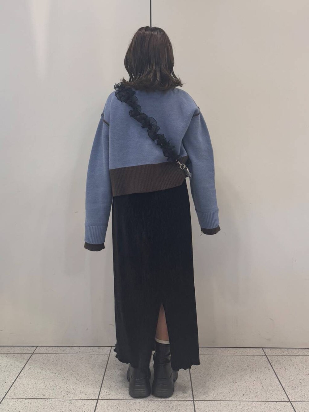 「ガーリー、ローリーズスタイル_LOWRYS FARM、ブーツ、春コーデ、冬コーデ、LOWRYS FARM、女子ウケ、着痩せ・細見え」｜「LOWRYS FARMのストレッチスニーカーブーツ　133385（ブーツ、ブラック系）」を使った、ことさん（レディース・155cm）の冬コーディネートの3枚目の写真