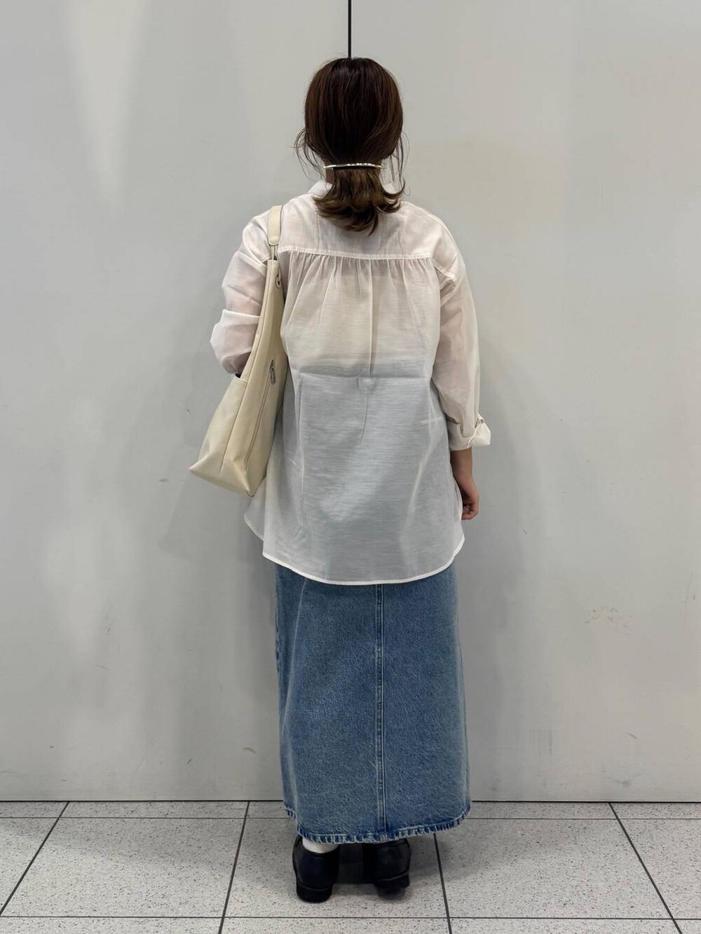 「女子ウケ、着痩せ・細見え、ガーリー、ローリーズスタイル_LOWRYS FARM、着痩せ、LOWRYS FARM、淡色コーデ、新作、きれいめカジュアル」｜「GLOBAL WORKのエアかる厚底ローファー/136031（ローファー、ブラック系）」を使った、ことさん（レディース・155cm）の春コーディネートの3枚目の写真
