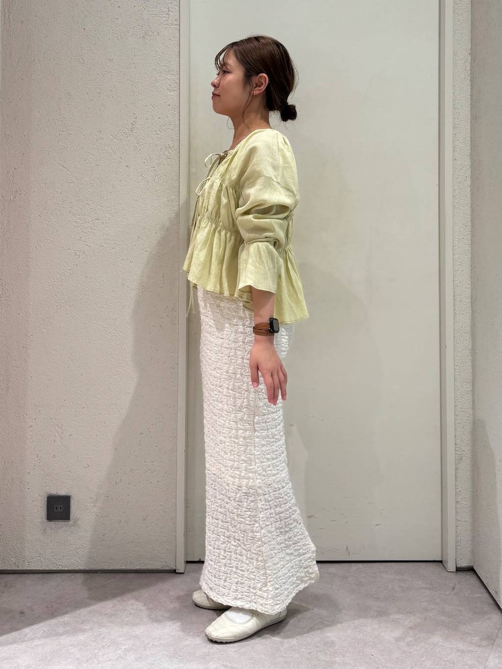 「女子ウケ、着痩せ・細見え、ガーリー、ローリーズスタイル_LOWRYS FARM、着痩せ、LOWRYS FARM、淡色コーデ、新作、きれいめカジュアル」｜「LOWRYS FARMのダブルバンドパフスニーカー 287447（スニーカー、ホワイト系）」を使った、ことさん（レディース・155cm）の春コーディネートの2枚目の写真