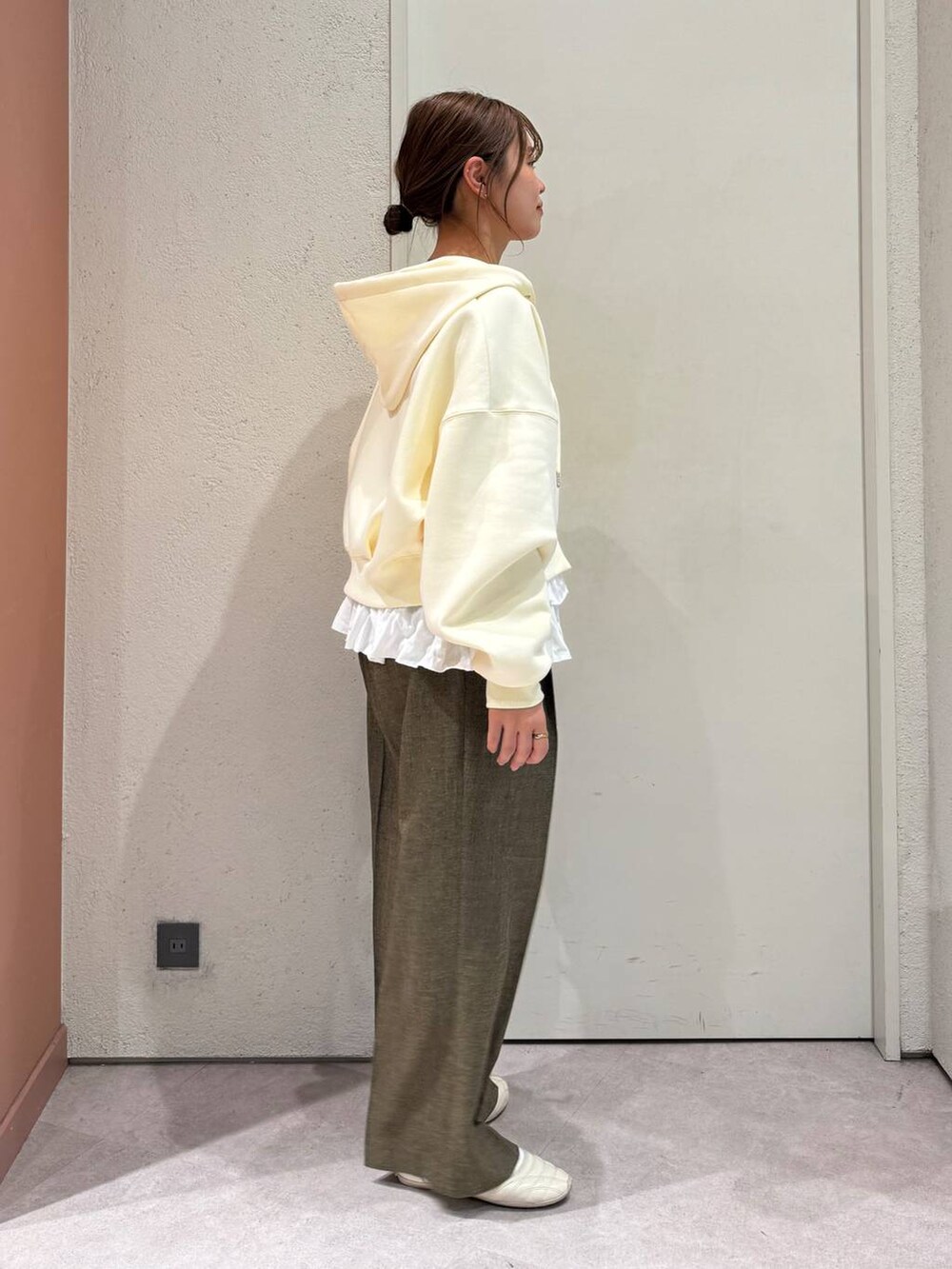 「女子ウケ、着痩せ・細見え、ガーリー、ローリーズスタイル_LOWRYS FARM、着痩せ、LOWRYS FARM、淡色コーデ、新作、きれいめカジュアル」｜「LOWRYS FARMのマルチフリルベルト　118759（ベルト、ホワイト系）」を使った、ことさん（レディース・155cm）の春コーディネートの2枚目の写真