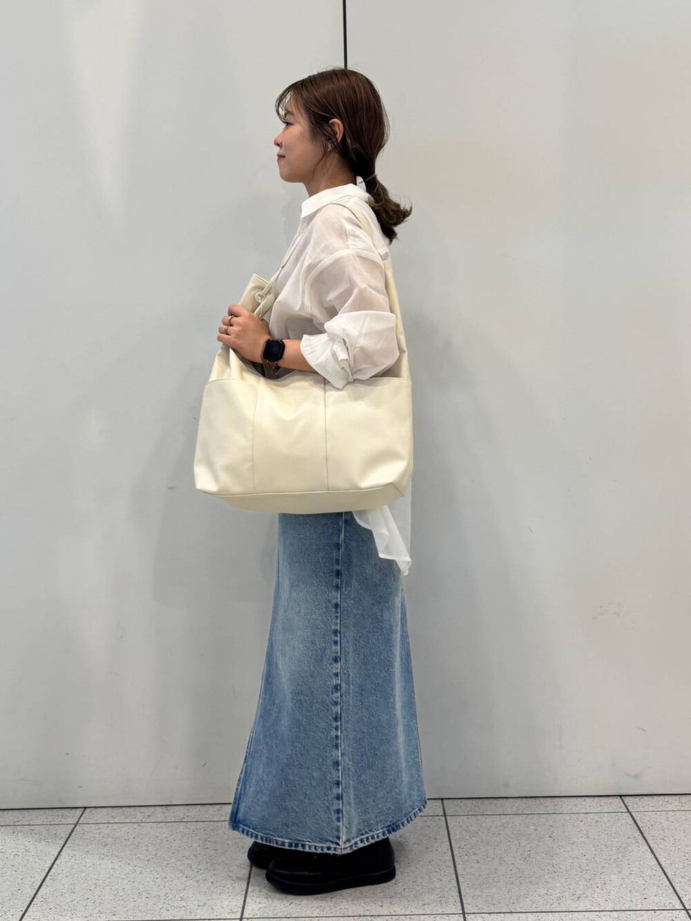「女子ウケ、着痩せ・細見え、ガーリー、ローリーズスタイル_LOWRYS FARM、着痩せ、LOWRYS FARM、淡色コーデ、新作、きれいめカジュアル」｜「GLOBAL WORKのエアかる厚底ローファー/136031（ローファー、ブラック系）」を使った、ことさん（レディース・155cm）の春コーディネートの2枚目の写真