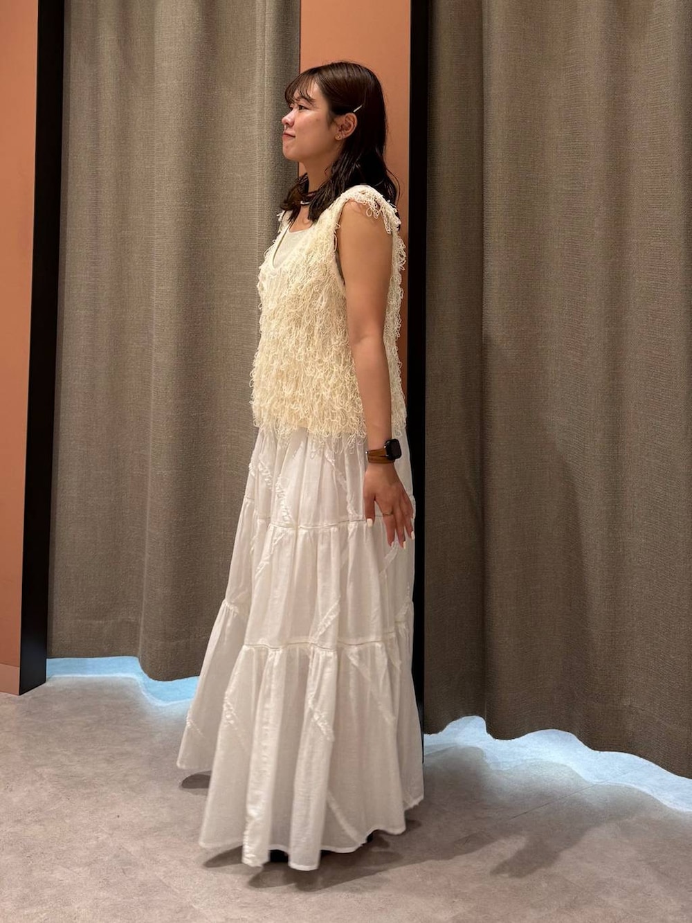 「女子ウケ、着痩せ・細見え、ガーリー、ローリーズスタイル_LOWRYS FARM、着痩せ、LOWRYS FARM、淡色コーデ、新作、きれいめカジュアル、and ST SALE」｜「LOWRYS FARMのコットンボイルボリュームスカート 289813（スカート、ホワイト系）」を使った、ことさん（レディース・155cm）の夏コーディネートの2枚目の写真