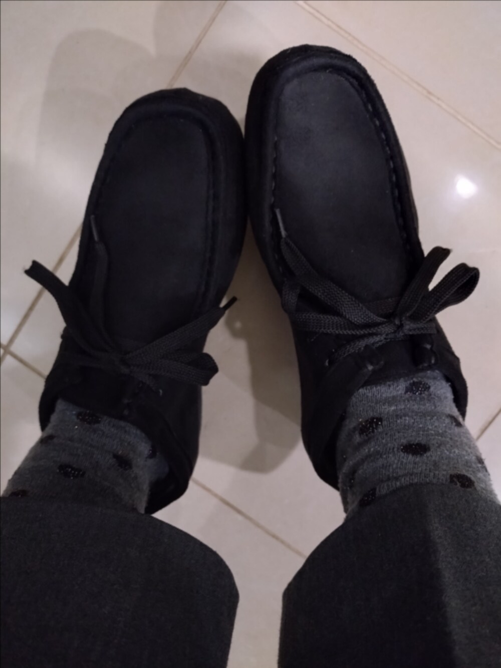 グレー系のスラックス、ブラック系のトートバッグ、グレー系のニット/セーターを着用したレディースの冬コーディネートの3枚目の写真