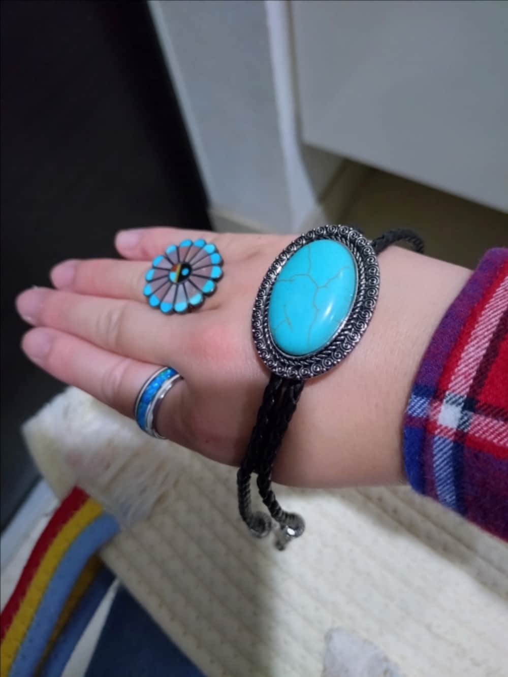 ホワイト系のトートバッグ、ブルー系のデニムパンツ、レッド系のシャツ/ブラウスを着用したレディースの秋コーディネートの2枚目の写真