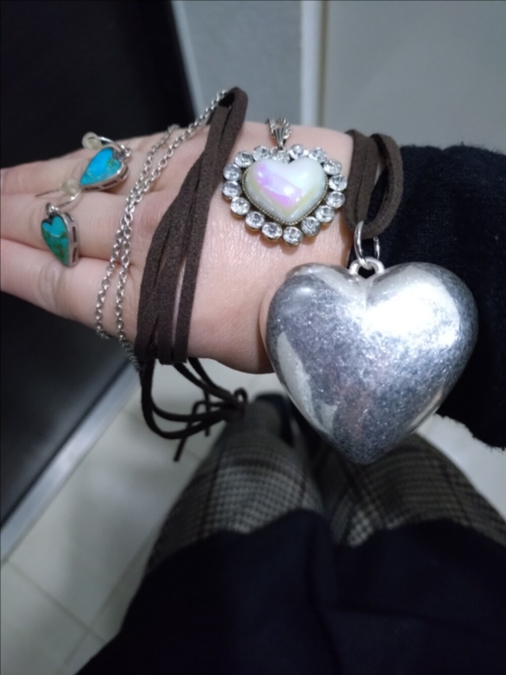 ブラック系のブーツ、ブラック系のトートバッグ、ブラック系のニット/セーターを着用したレディースの秋コーディネートの2枚目の写真