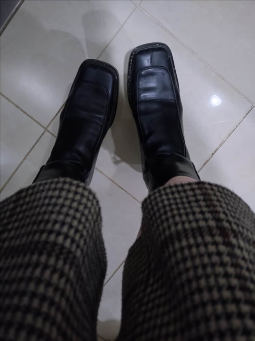 ブラック系のブーツ、ブラック系のトートバッグ、ブラック系のニット/セーターを着用したレディースの秋コーディネートの3枚目の写真