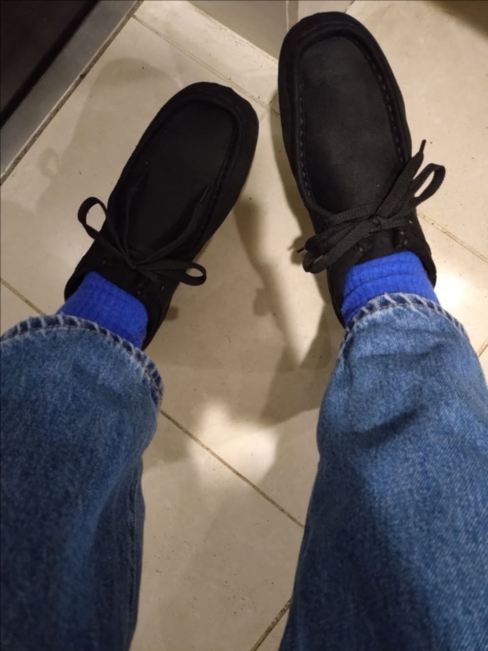 イエロー系のかごバッグ、ブルー系のデニムパンツ、ブルー系のネックレスを着用したレディースの秋コーディネートの3枚目の写真