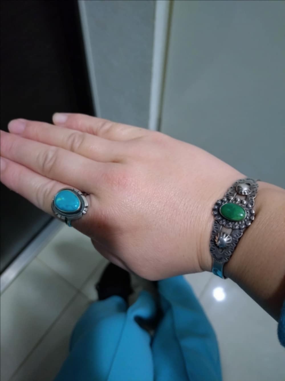 ブルー系のスラックス、ブルー系のパーカー、ブラック系のシャツ/ブラウスを着用したレディースの秋コーディネートの2枚目の写真