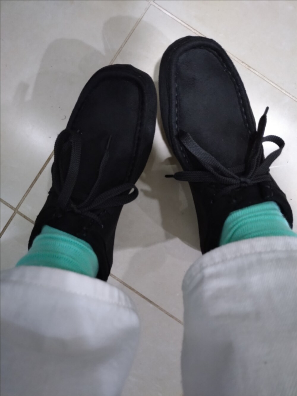 ホワイト系のデニムパンツ、ブラック系のニット/セーター、その他のベストを着用したレディースの冬コーディネートの3枚目の写真