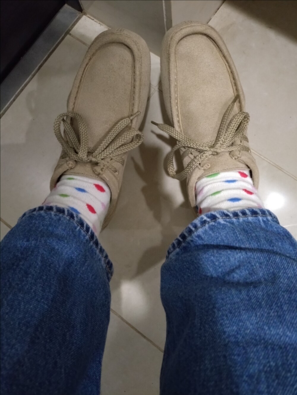 ホワイト系のトートバッグ、ブルー系のデニムパンツ、レッド系のシャツ/ブラウスを着用したレディースの秋コーディネートの3枚目の写真