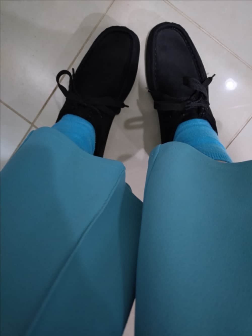 ブルー系のスラックス、ブルー系のパーカー、ブラック系のシャツ/ブラウスを着用したレディースの秋コーディネートの3枚目の写真