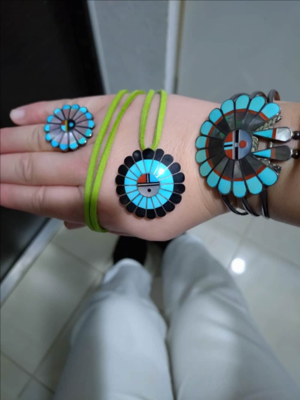 ホワイト系のデニムパンツ、ブラック系のニット/セーター、その他のベストを着用したレディースの冬コーディネートの2枚目の写真