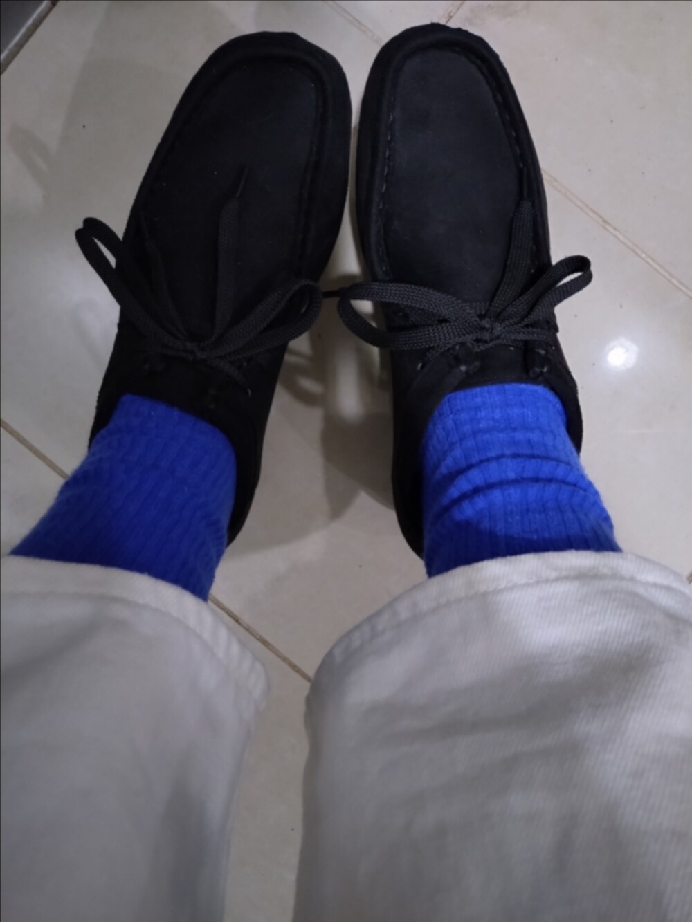 ホワイト系のデニムパンツ、ブルー系のニット/セーター、ブルー系のバングル/リストバンドを着用したレディースの秋コーディネートの3枚目の写真