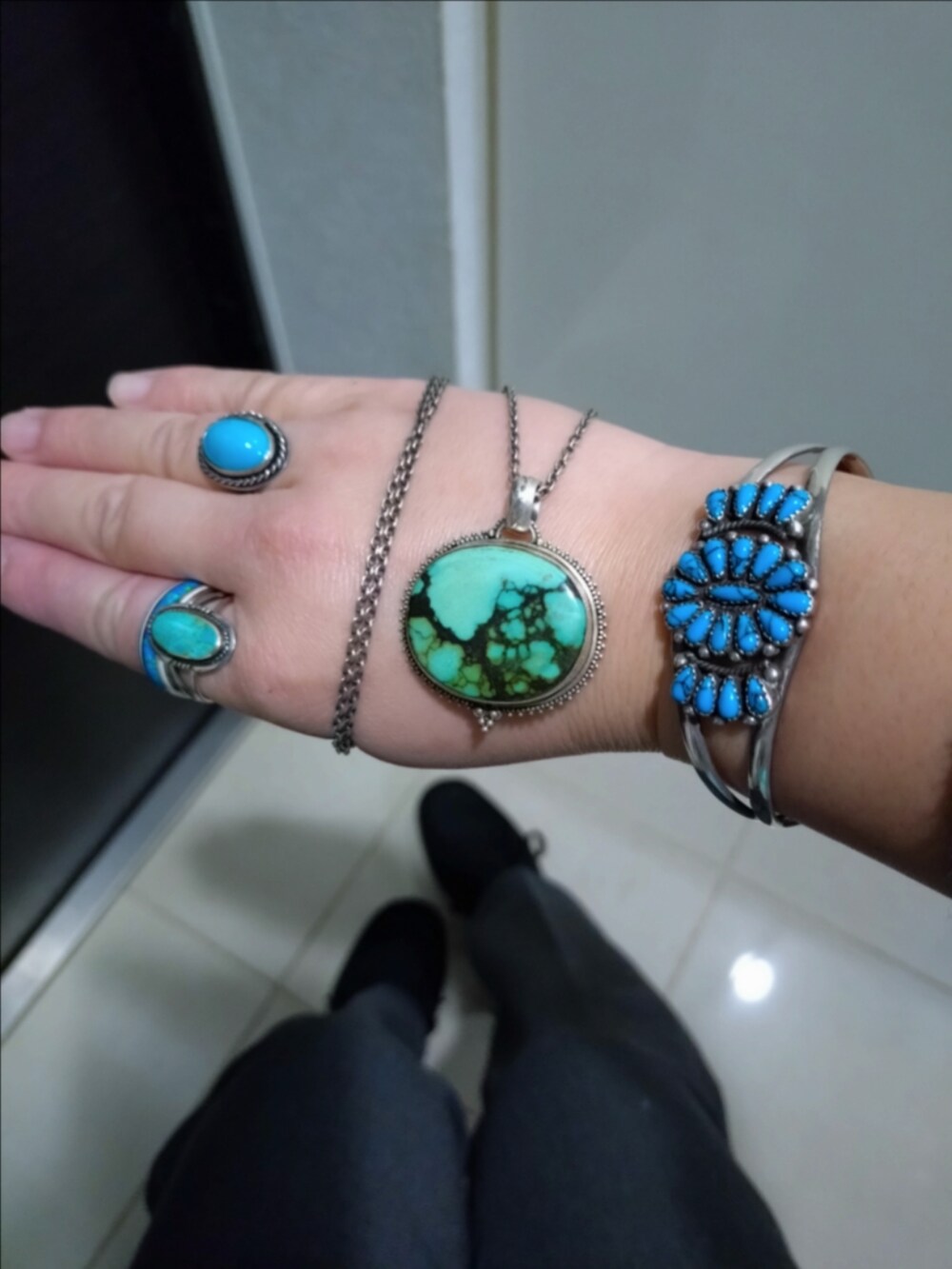 グレー系のスラックス、グレー系のニット/セーター、その他のベストを着用したレディースの冬コーディネートの2枚目の写真