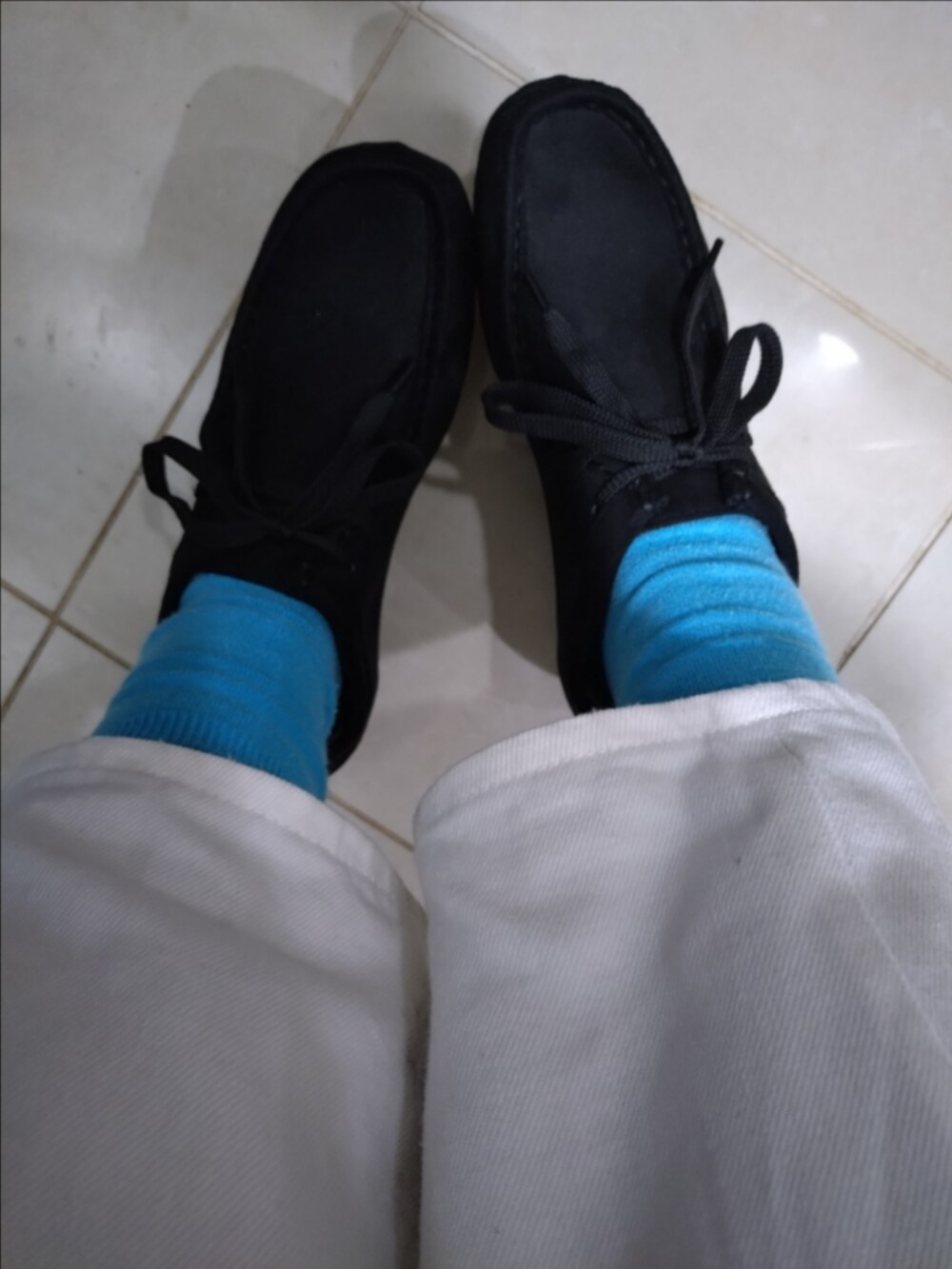 ホワイト系のデニムパンツ、グレー系のニット/セーター、ブラウン系のバングル/リストバンドを着用したレディースの秋コーディネートの3枚目の写真