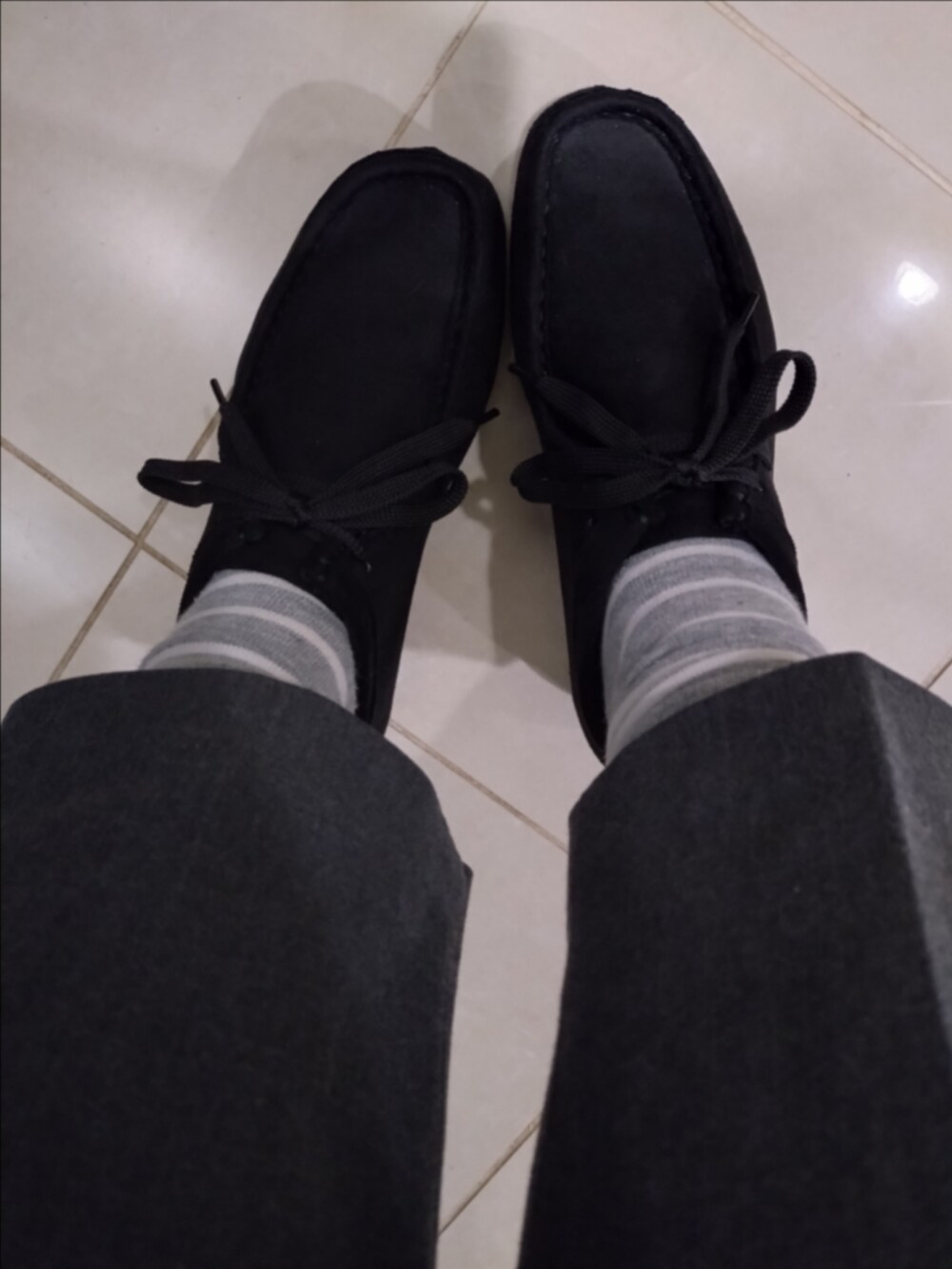 グレー系のスラックス、グレー系のニット/セーター、その他のベストを着用したレディースの冬コーディネートの3枚目の写真