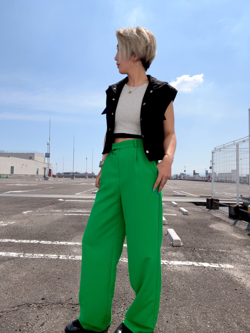 「お出かけコーデ、休日スタイル、おしゃれさんと繋がりたい、シンプル、大人カジュアル、カラーコーデ、グリーン、グリーンパンツ、ZARA、ベスト」｜「C'LENAのアイテム（タンクトップ、グレー系）」を使った、Manaさん（レディース・165cm）の夏コーディネートの4枚目の写真