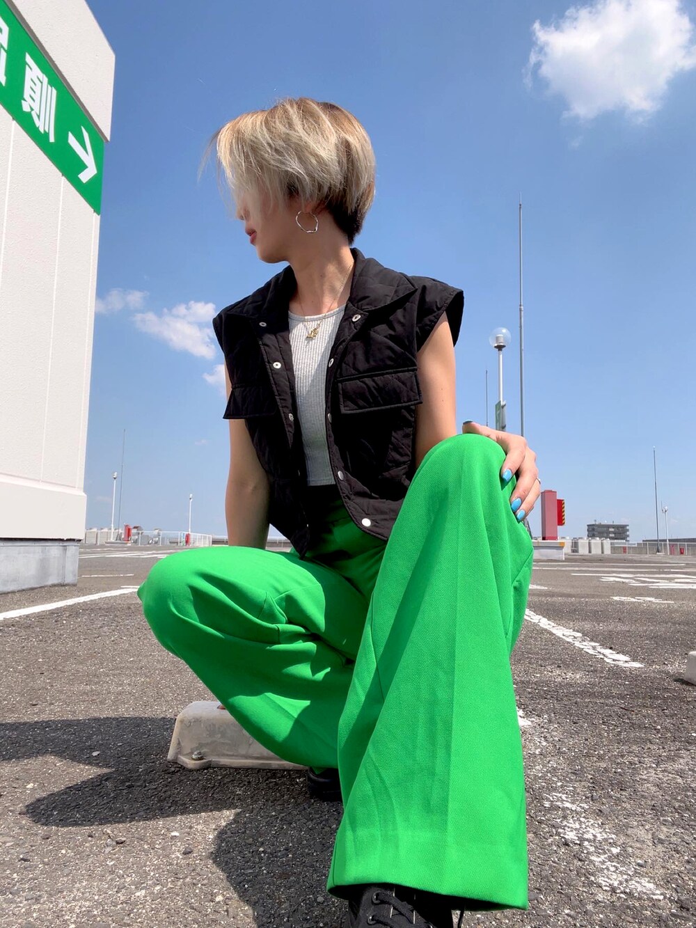 「お出かけコーデ、休日スタイル、おしゃれさんと繋がりたい、シンプル、大人カジュアル、カラーコーデ、グリーン、グリーンパンツ、ZARA、ベスト」｜「C'LENAのアイテム（タンクトップ、グレー系）」を使った、Manaさん（レディース・165cm）の夏コーディネートの2枚目の写真