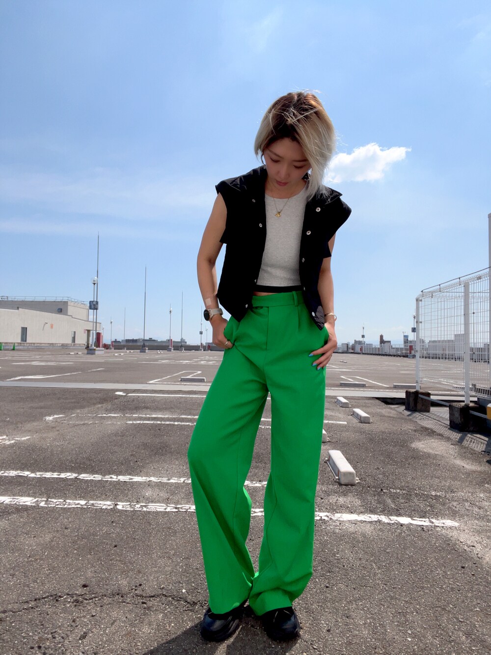 「お出かけコーデ、休日スタイル、おしゃれさんと繋がりたい、シンプル、大人カジュアル、カラーコーデ、グリーン、グリーンパンツ、ZARA、ベスト」｜「C'LENAのアイテム（タンクトップ、グレー系）」を使った、Manaさん（レディース・165cm）の夏コーディネートの3枚目の写真