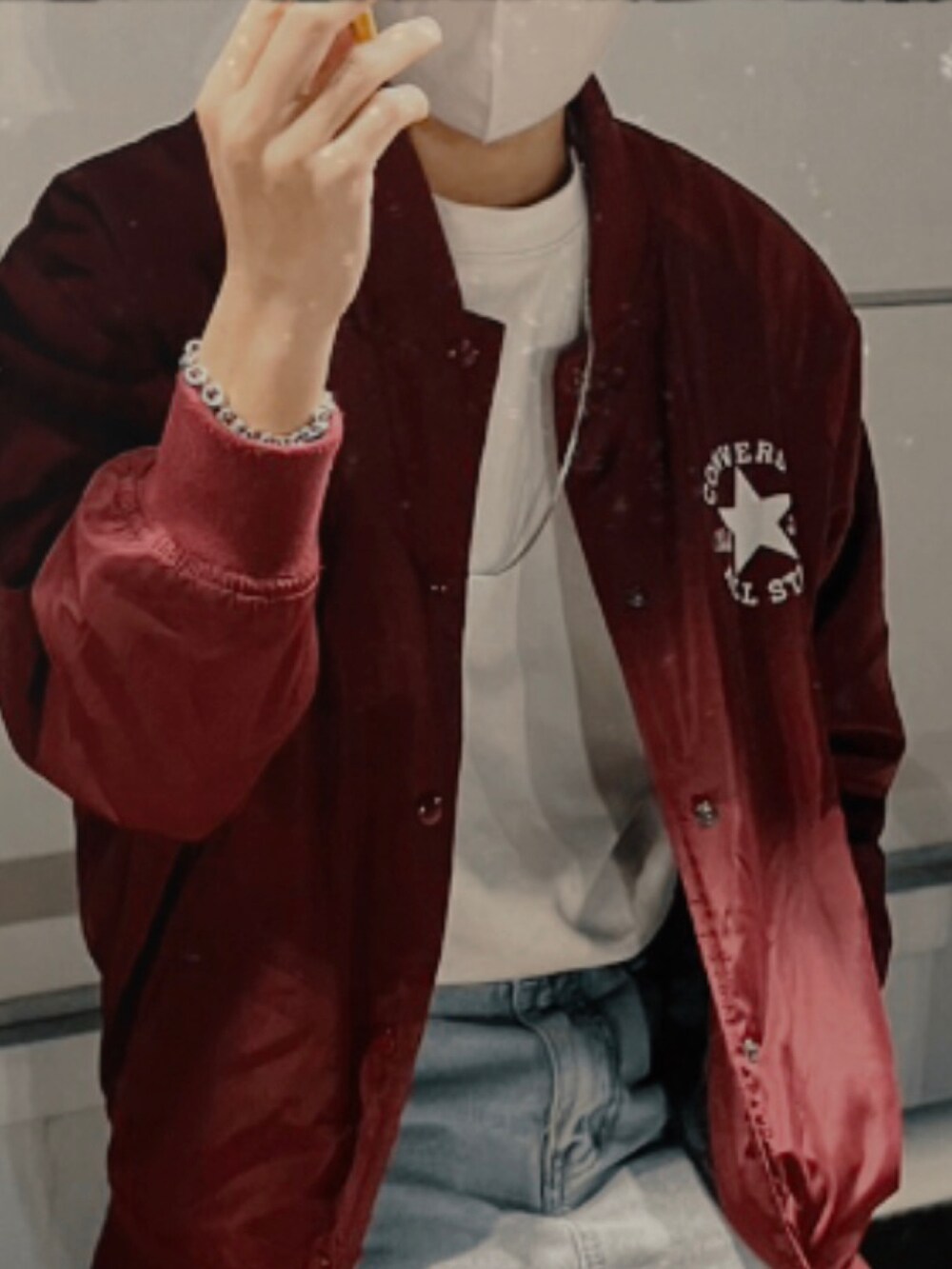 ブルー系のデニムパンツ、ホワイト系のスニーカー、ホワイト系のTシャツ/カットソーを着用したメンズの冬コーディネートの2枚目の写真