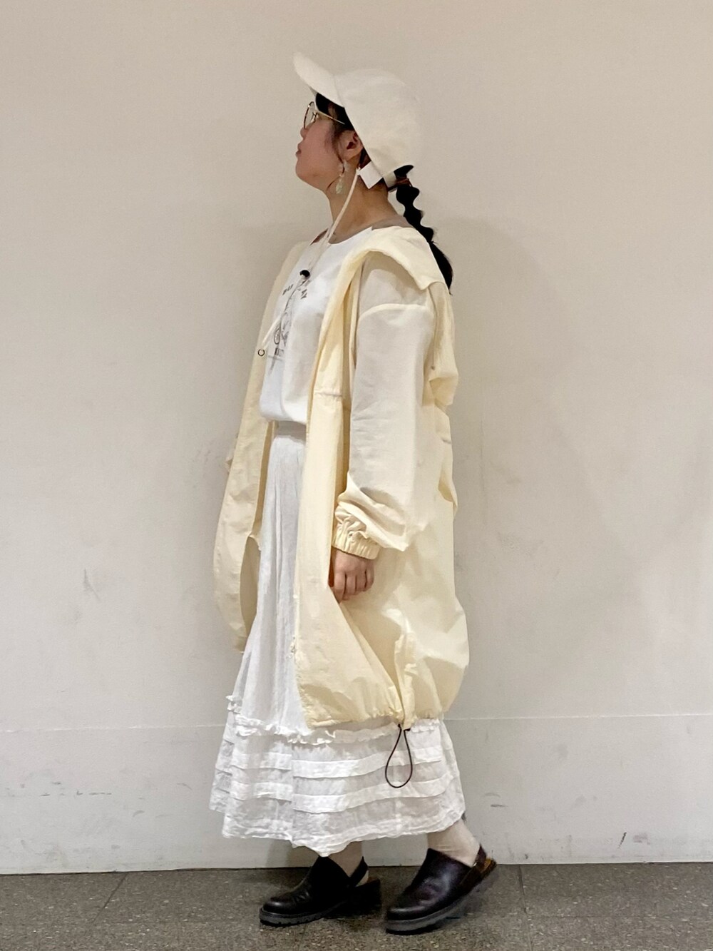 ホワイト系のスカート、ベージュ系のTシャツ/カットソー、ホワイト系のブルゾンを着用したレディースの春コーディネートの2枚目の写真