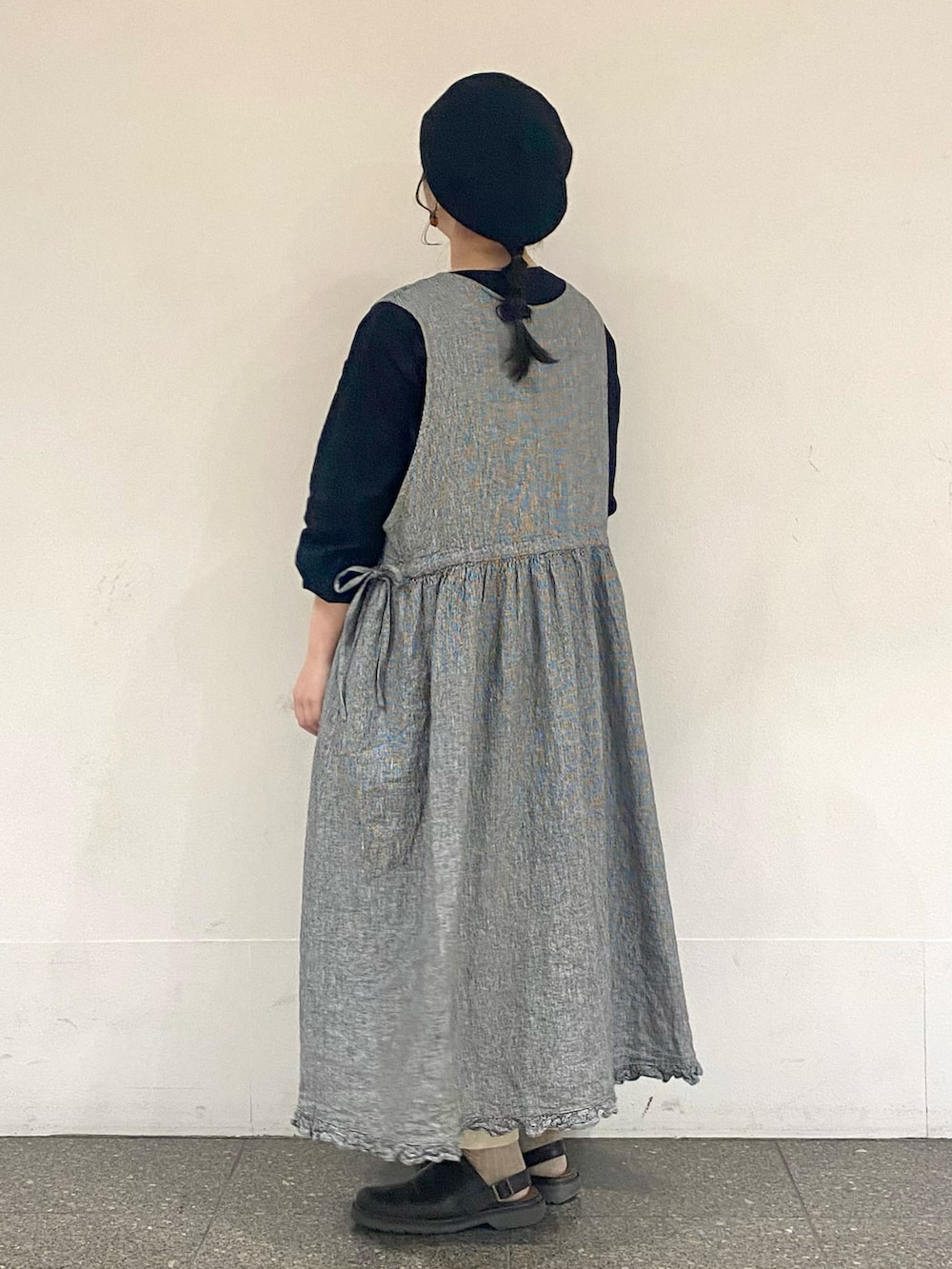 ブラック系のワンピース、ブラック系のワンピースを着用したレディースの春コーディネートの2枚目の写真