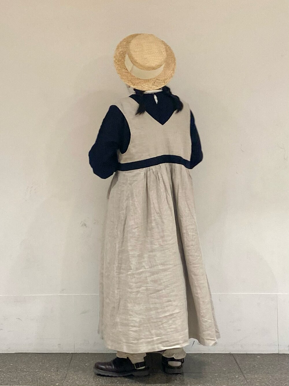 ブラック系のワンピース、ホワイト系のハット、その他のイヤリングを着用したレディースの冬コーディネートの2枚目の写真