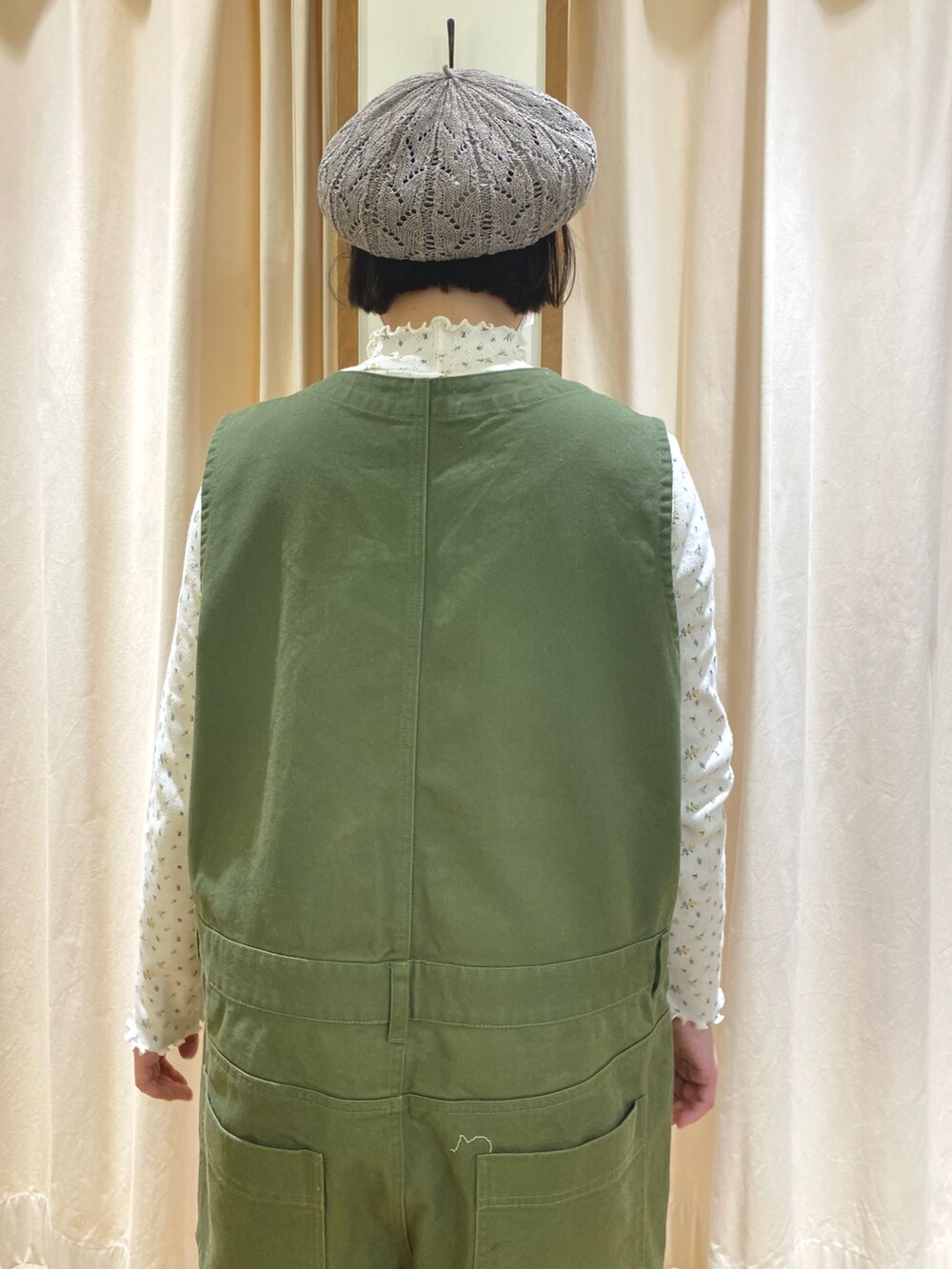 ブラウン系のドレスシューズ、グリーン系のその他パンツ、ホワイト系のTシャツ/カットソーを着用したレディースの冬コーディネートの3枚目の写真