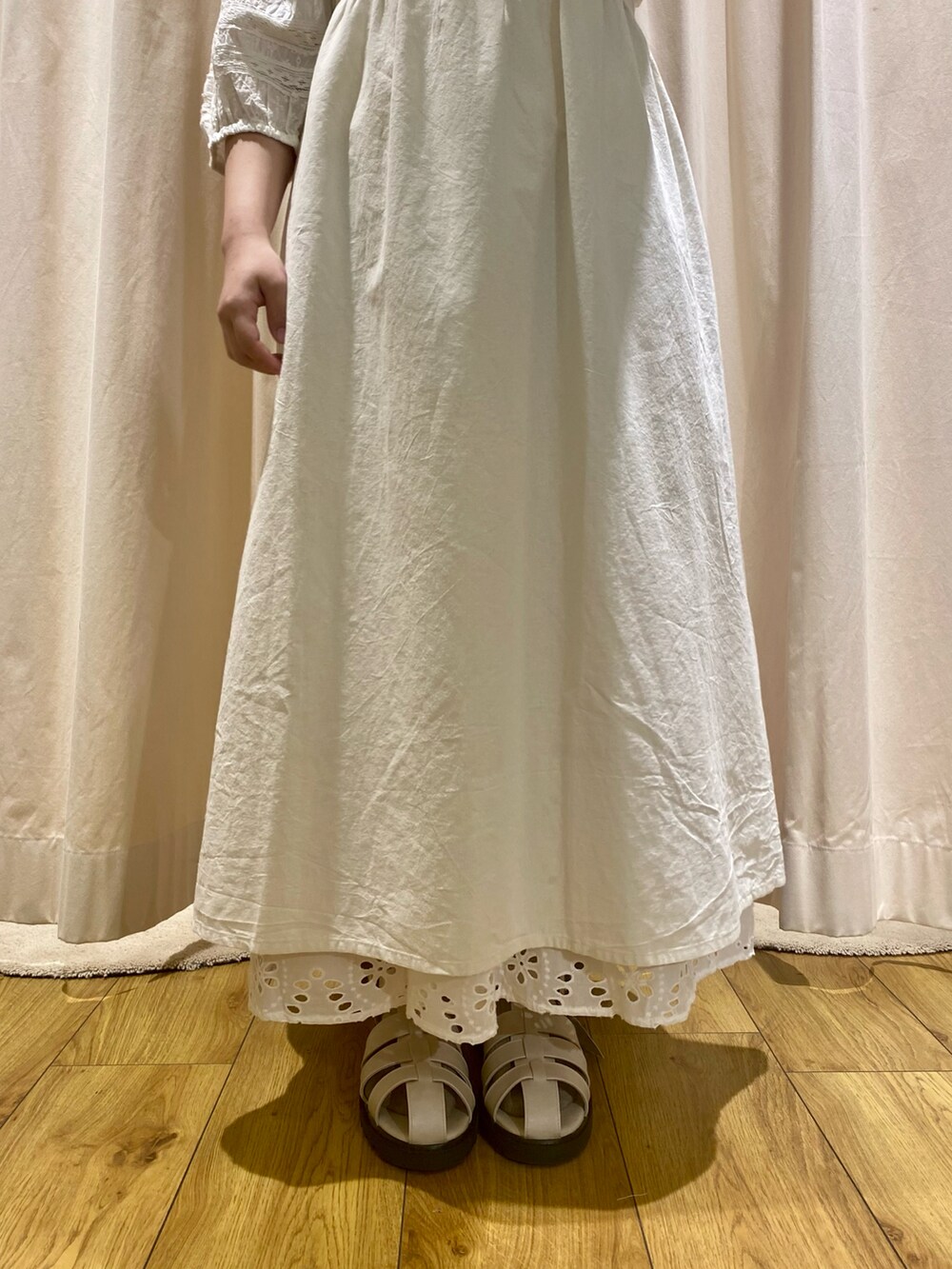 ホワイト系のシャツ/ブラウス、ホワイト系のTシャツ/カットソー、ホワイト系のワンピースを着用したレディースの春コーディネートの5枚目の写真