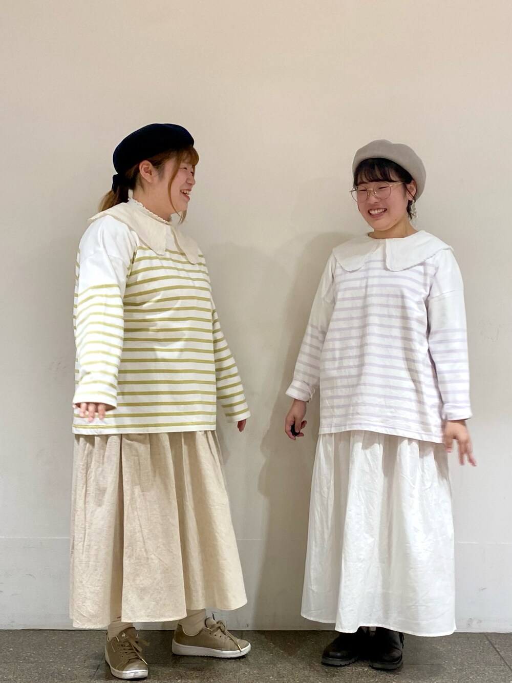 イエロー系のTシャツ/カットソー、ベージュ系のスカート、ブラック系のハットを着用したレディースの春コーディネートの2枚目の写真