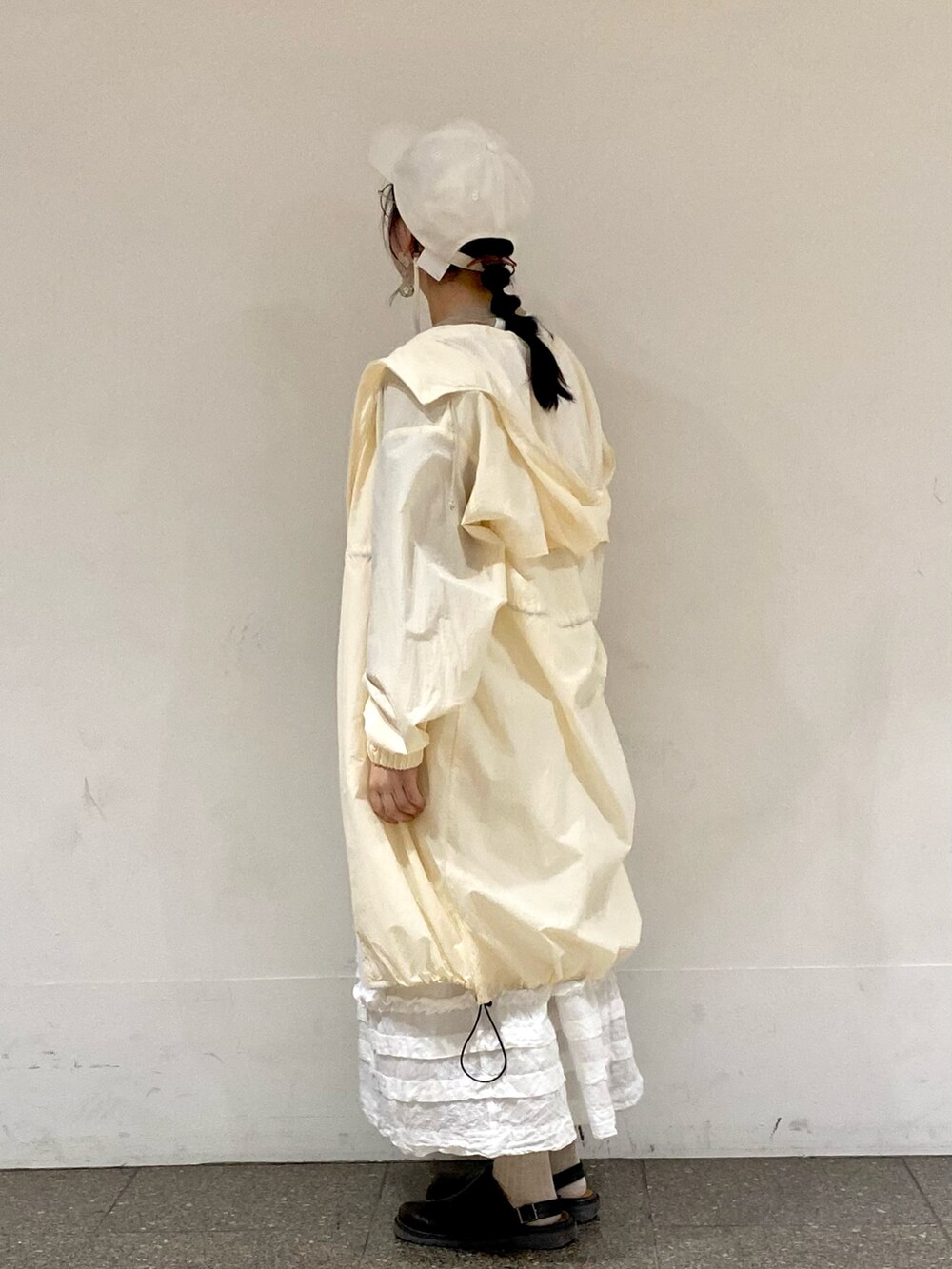 ホワイト系のスカート、ベージュ系のTシャツ/カットソー、ホワイト系のブルゾンを着用したレディースの春コーディネートの3枚目の写真