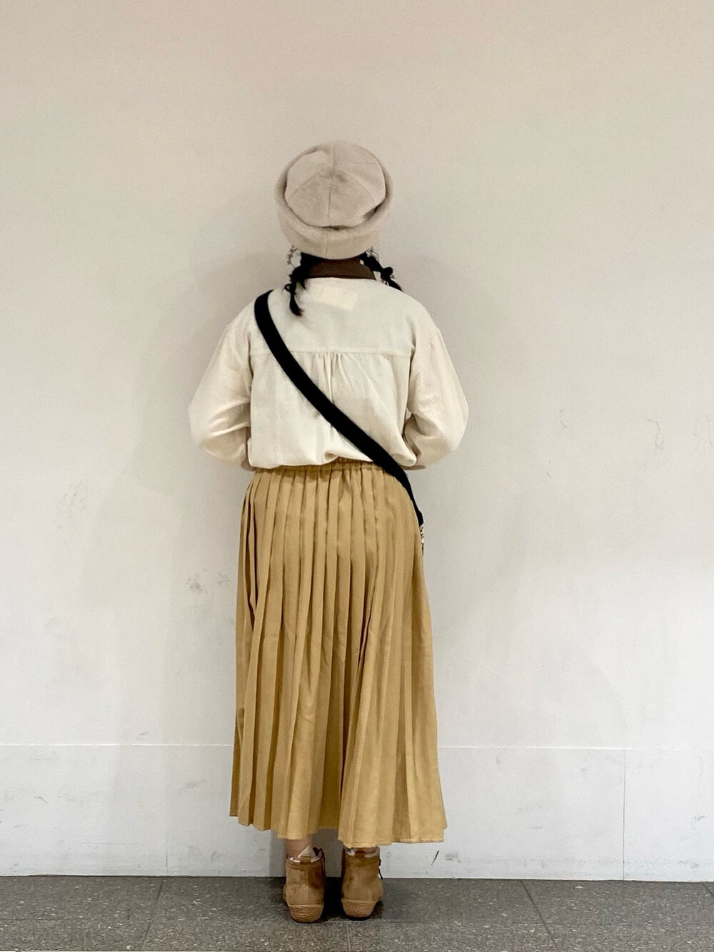 ホワイト系のシャツ/ブラウス、ベージュ系のスカート、ホワイト系のハットを着用したレディースの秋コーディネートの3枚目の写真