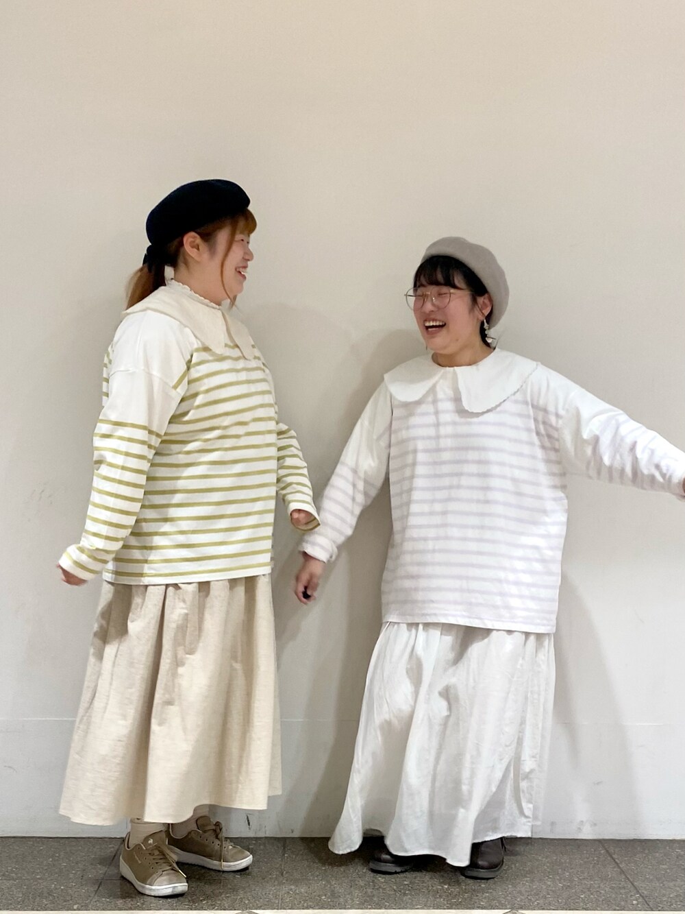 イエロー系のTシャツ/カットソー、ベージュ系のスカート、ブラック系のハットを着用したレディースの春コーディネートの3枚目の写真